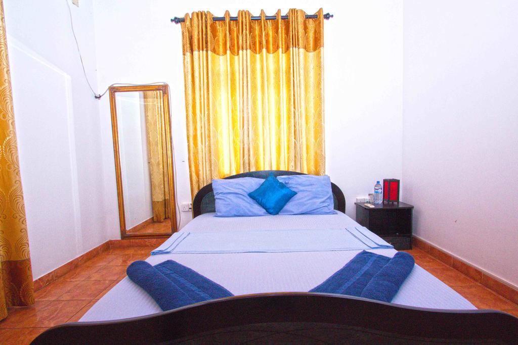 The Blue Beach Guesthouse Negombo Extérieur photo